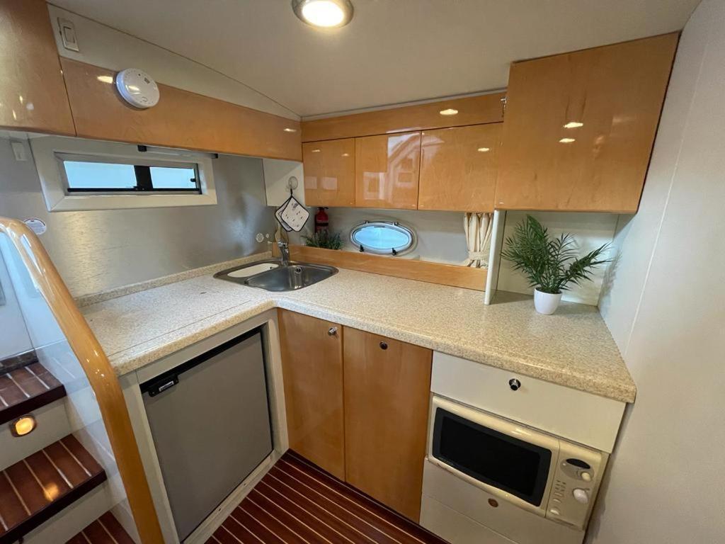 Cozy Yacht Lodge In Barcelona With Boat Tour Option Сан-Адріа-де-Бесос Екстер'єр фото